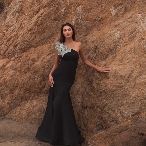 Mac Duggal Elegant Black One-Shoulder Dress - Picture 5 of 6